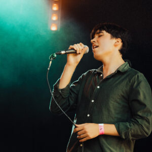 Junger mann singt auf einer Bühne.